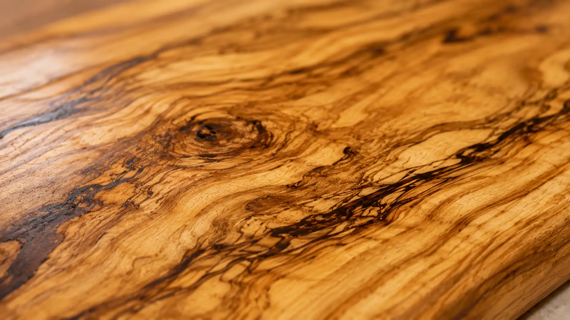 Detalle fotográfico de las vetas características de la madera de olivo.